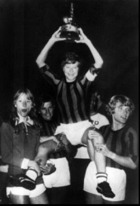Femina celebrate their win, resplendent in Rossoneri livery