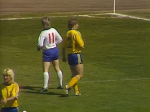 Pat Chapman closely marshalled by Ann Jansson